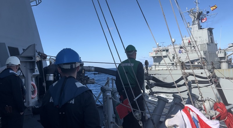 Personal del Trozo de Visita y Registro (TVR) realizando abordaje en la mar