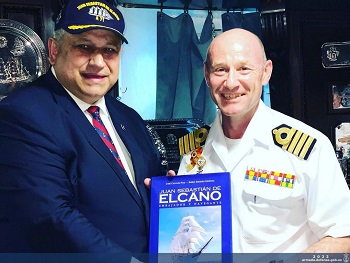 Secretario de US Navy con el Comandante del B/E "Juan Sebastián de Elcano"