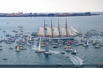 El B/E "Juan S. de Elcano" saliendo del puerto de Cádiz el pasado 12 de febrero.