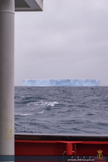 Iceberg de gran tamaño en la cercanía