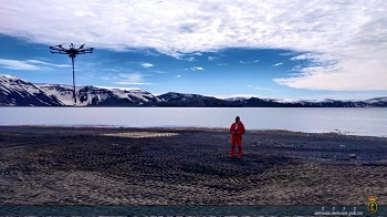 José Luis García, científico del proyecto "Elgeopower" realizando un levantamiento magnético sobre Isla Decepción con un dron.