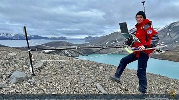 Dra.Marina Díaz, científica del proyecto "Elgeopower" trabajando con magnetómetro en Isla Decepción.