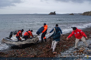 Trasvase de víveres y personal en la Base Antártica "Artigas", en Isla Rey Jorge.