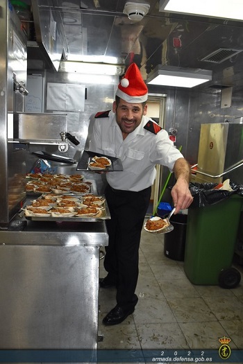 CBO Lucas Guardiola, cocina, durante la preparación de Nochebuena