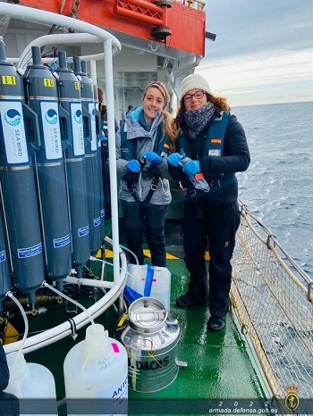 Isabel y Andrea, científicas de la campaña ANTOM-2 tomando muestras de agua de la roseta para determinar las concentraciones de mercurio a lo largo de la columna de agua