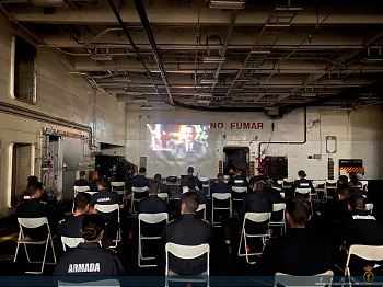 Los alumnos y la dotación del barco viendo la película Greyhound en el hangar.