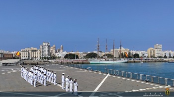 Formación para saludo a la voz recibiendo al Buque Escuela Juan Sebastián de Elcano en el puerto de Cádiz