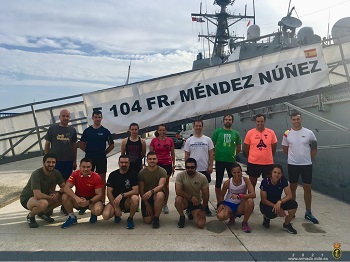 Participantes a pie de portalón de la carrera benéfica del buque en el muelle de Alicante