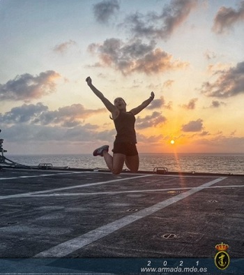 La Sargento Soto finaliza su sesión de entrenamiento en la cubierta de vuelo del BAA Castilla al caer el sol