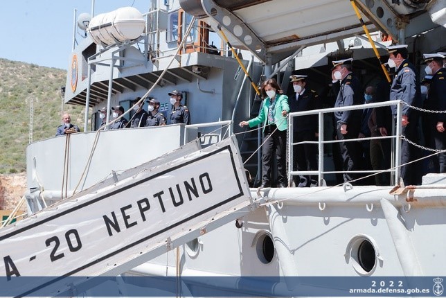 La Ministra de Defensa a bordo del "Neptuno"