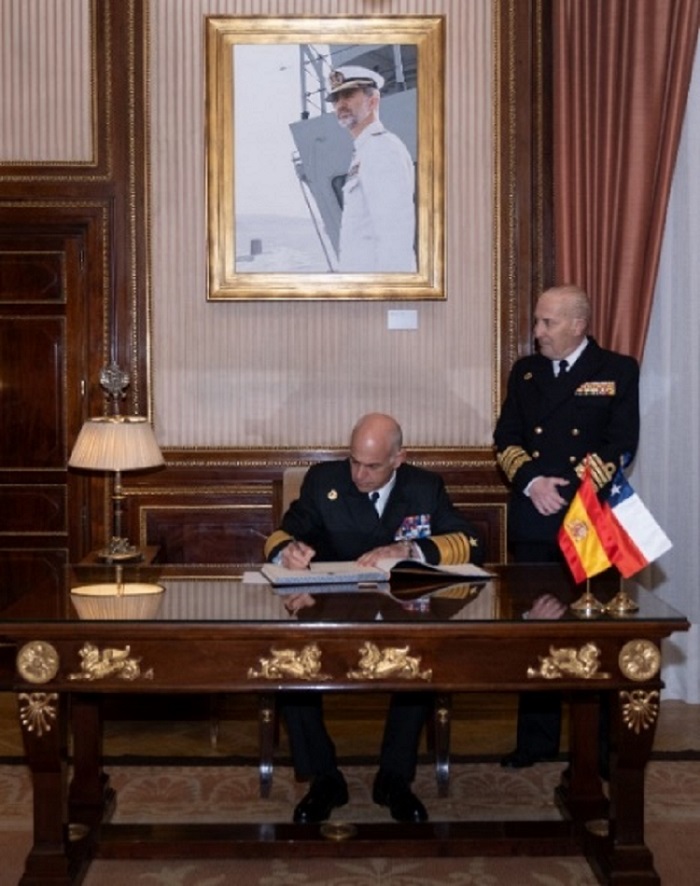 El Comandante en Jefe de la Armada de Chile firmando el libro de honor