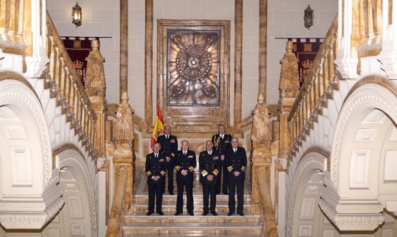 Tradicional foto en la escalera monumental del Cuartel General de la Armada
