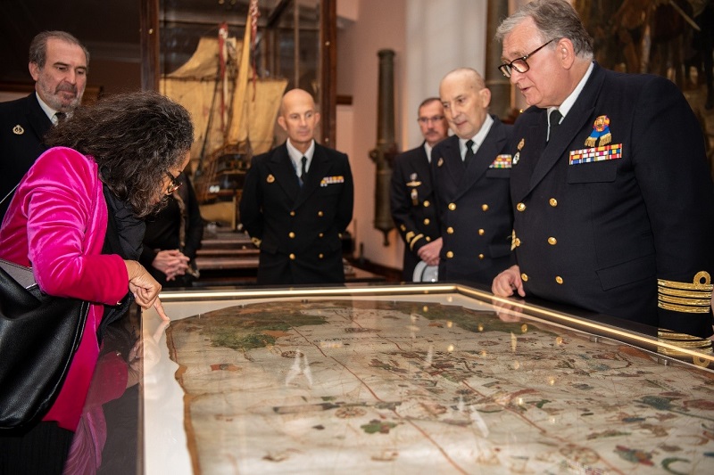 Imagen de un momento de la visita. La embajadora atiende a las explicaciones del subdirector del Museo.