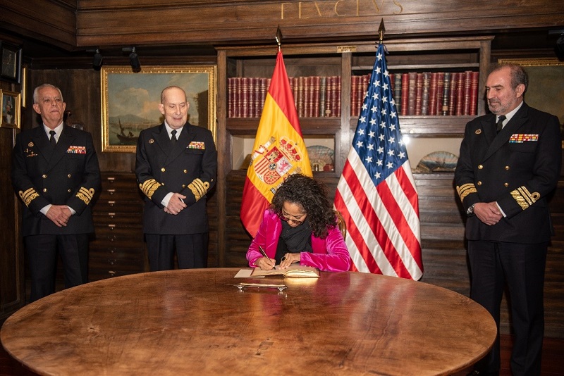 Momento de la firma de la embajadora en el Libro de Honor del Museo Naval