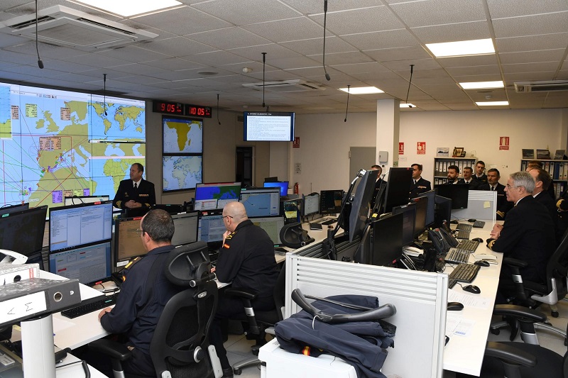 El AJEMA asiste a las explicaciones en el Centro de Operaciones y Vigilancia de Acción Marítima