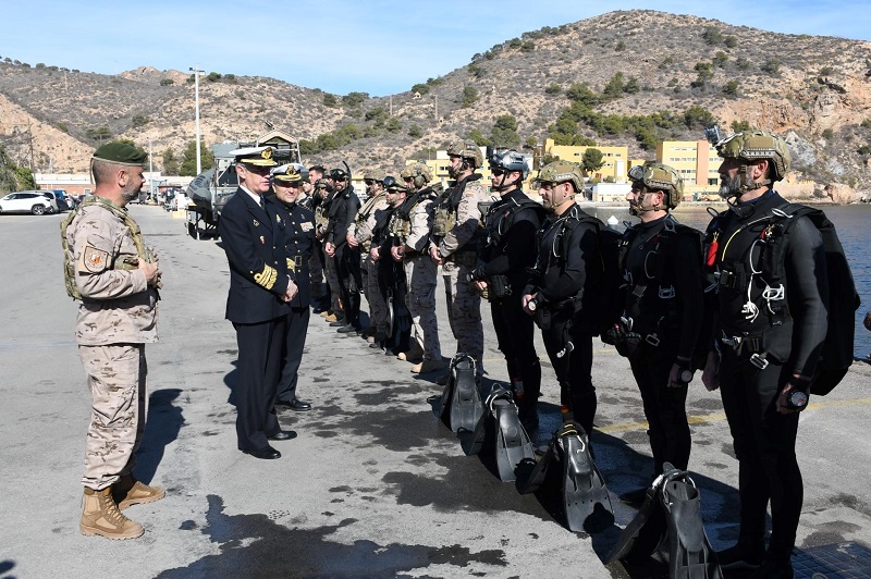 Una imagen de la visita del AJEMA a la Fuerza de Guerra Naval Especial en la que se dirige a una representación de sus componentes 