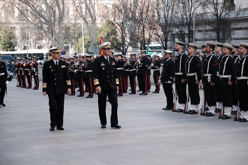 El Comandante General de la Marina de Guerra del Perú, acompañado por el AJEMA, 
pasa revista a la Fuerza que le ha rendido los Honores de Ordenanza. 
