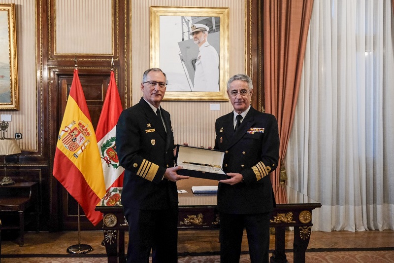 Momento de la entrega de un obsequio al Comandante General de la Marina de Guerra del Perú, por parte del AJEMA 