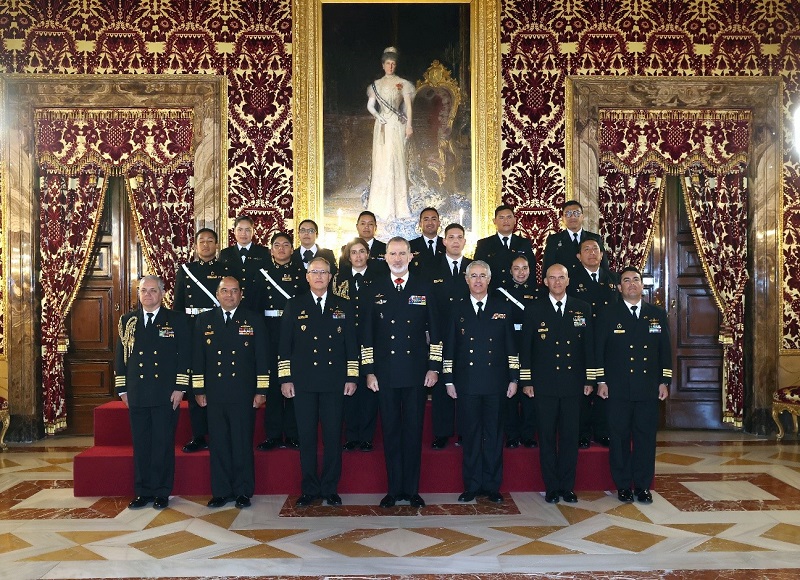 S.M. El Rey Felipe VI recibió a la delegación peruana, con una representación de la dotación del Buque Escuela BAP "Unión", junto con el AJEMA en el Palacio de la Zarzuela