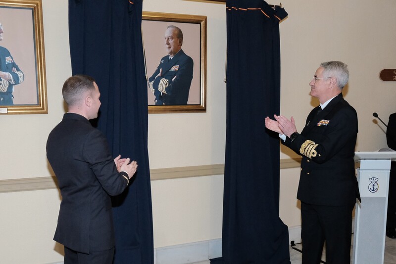Momento en el que el AJEMA y el teniente de navío Martorell descubren 
el cuadro retrato del almirante general Martorell Lacave