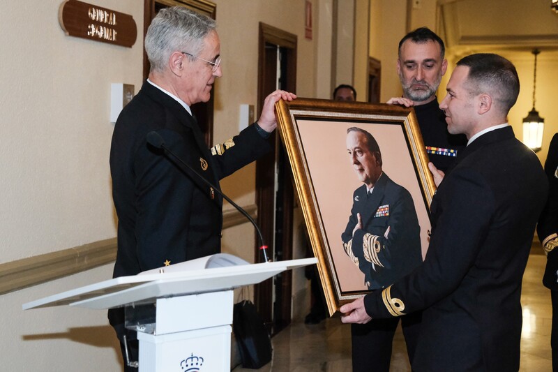 El AJEMA hace entrega de una réplica del cuadro retrato del Almirante General Antonio Martorell Lacave al teniente de navío Antonio Martorell