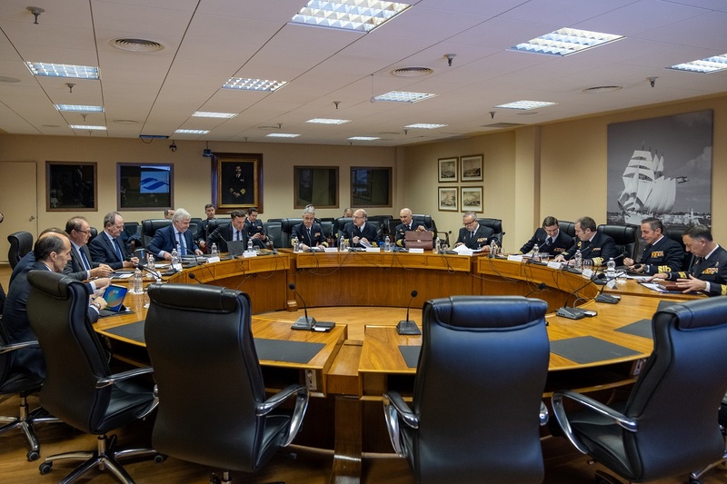Ambas delegaciones en la sala de reuniones del Estado Mayor de la Armada