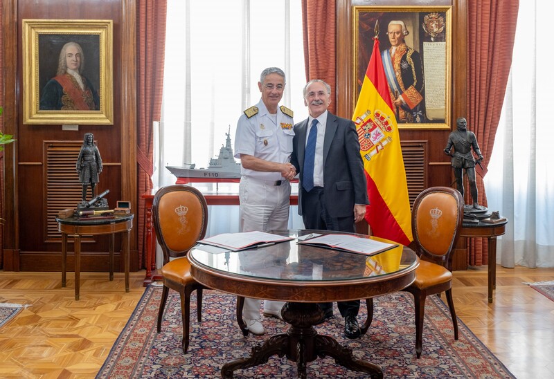 El AJEMA y el presidente ejecutivo de OESIA, tras la firma
