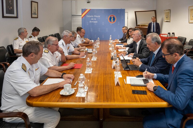 Ambas delegaciones en la sala de reuniones del Estado Mayor de la Armada