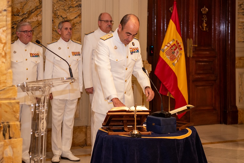 Momento del juramento del almirante de su cargo como ALPER