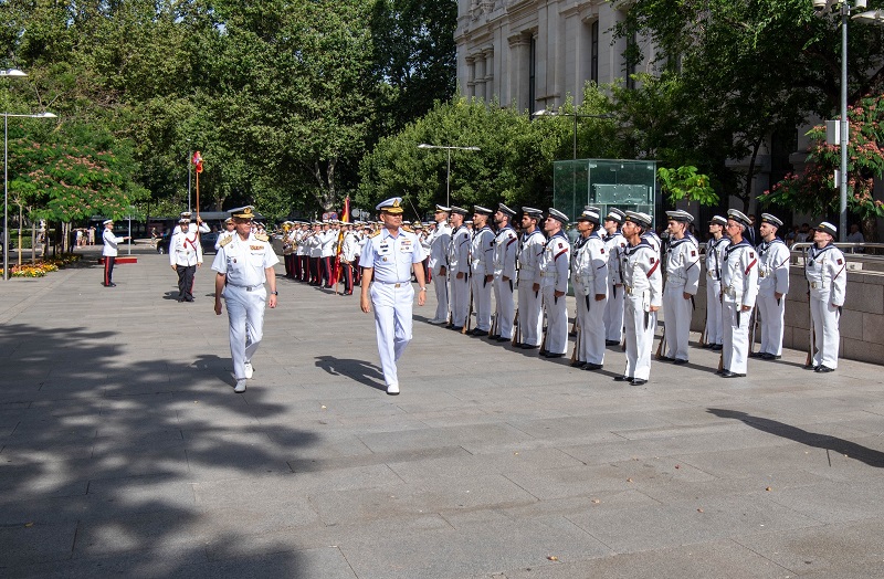 El Comandante en Jefe de la Real Marina de Tailandia, acompañado por el AJEMA, pasa revista a la Fuerza que le ha rendido los Honores de Ordenanza.