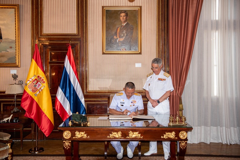 Firma del Comandante en Jefe de la Real Marina de Tailandia en el libro de honor