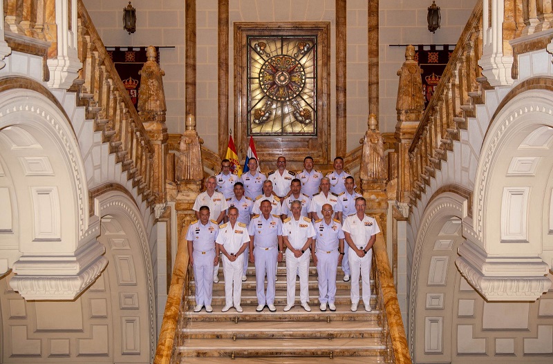 Tradicional foto de familia en la Escalera Monumental del Cuartel General de la Armada