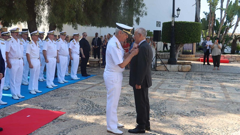 Momento de la imposición de la condecoración al presidente de la Frax, Matías Pérez Such 
