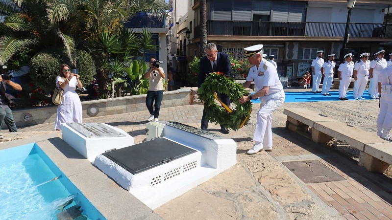 El AJEMA y el Alcalde colocan la corona durante el Homenaje a los Caídos