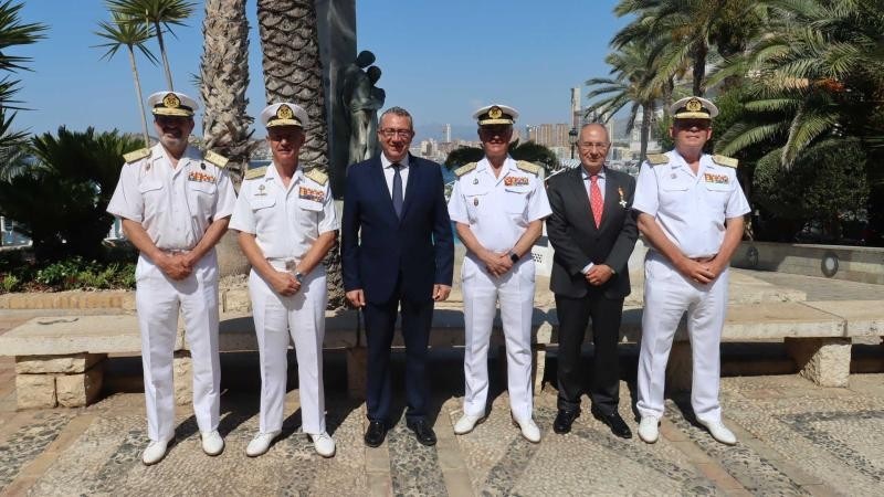Foto de Familia: el AJEMA acompañado de izquierda a derecha por el DIRISHCN, el ALARCART, el alcalde de Benidorm, Antonio Perez, el presidente de la Frax, Matías Pérez Such y el ALMART