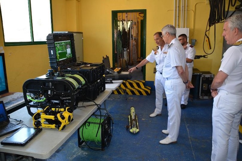 El AJEMA en un momento de la visita en su paso por el taller de vehículos 