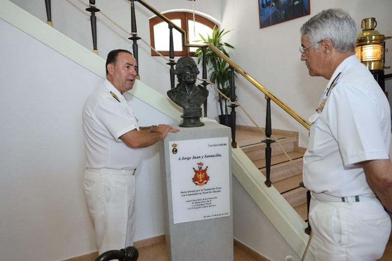 El AJEMA durante la visita a la sala dedicada a"Jorge Juan" 