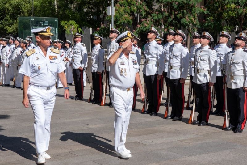 El Almirante Jefe del Estado Mayor General de la Armada de Argentina pasa revista junto a el AJEMA