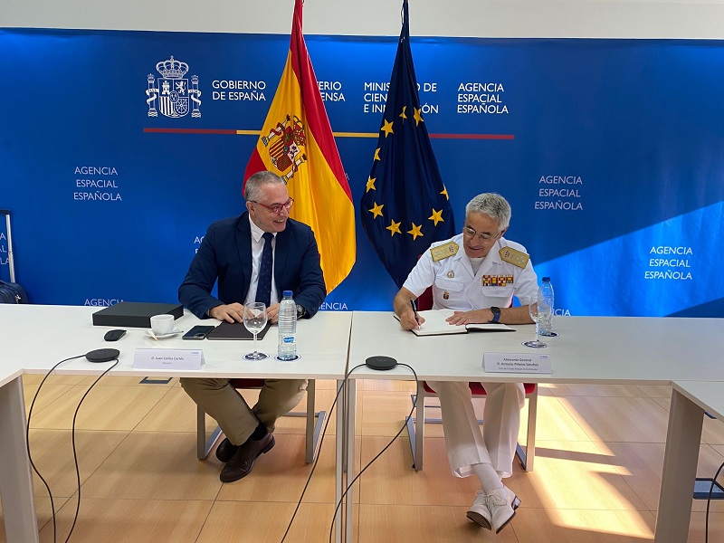 El AJEMA junto al director de la Sede de la Agencia Espacial Española (AEE)
