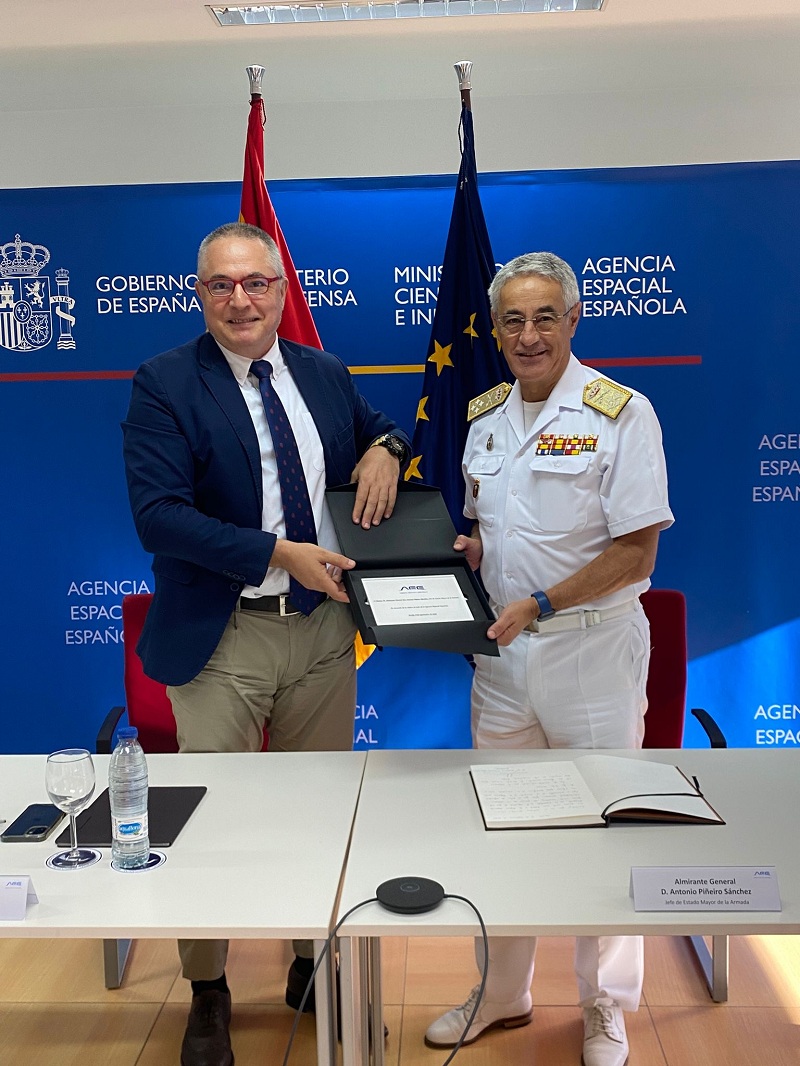 Entrega de recuerdo conmemorativo 