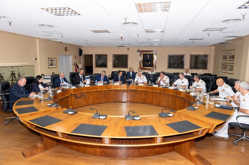 Ambas delegaciones en la sala de reuniones del Cuartel General de la Armada