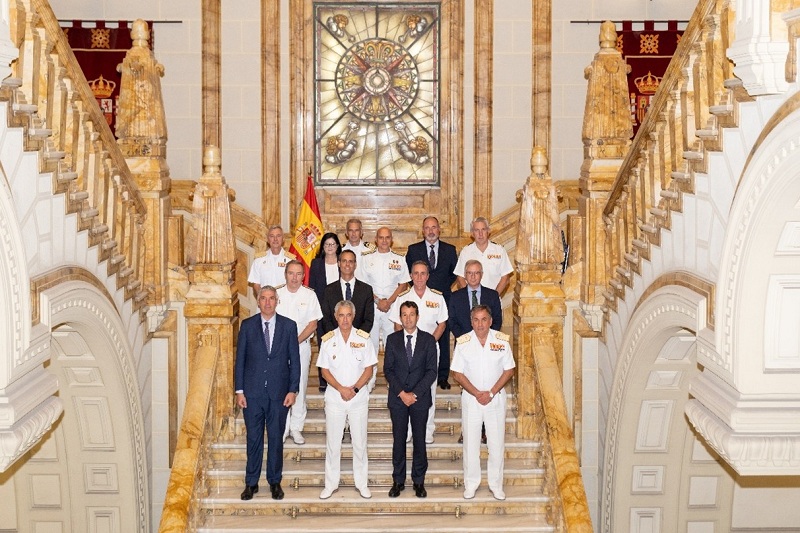 Tradicional foto de familia. Ambas delegaciones en la Escalera Monumental del Cuartel General de la Armada