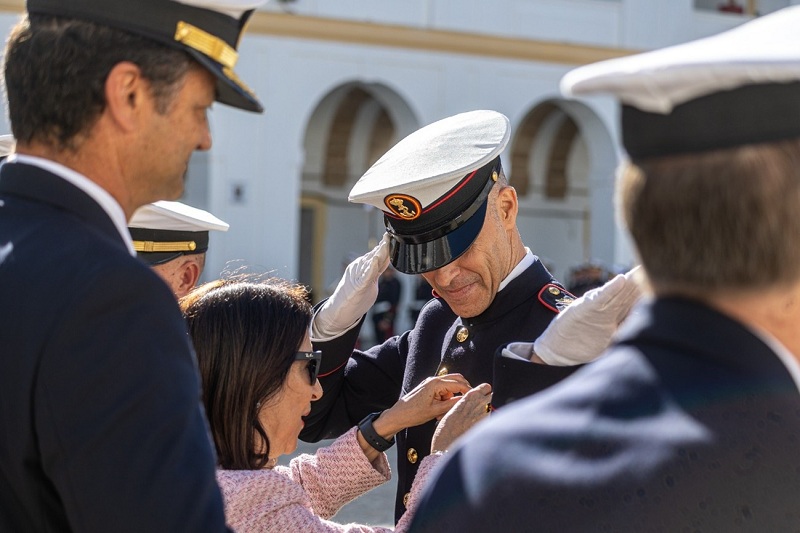 La ministra de Defensa, Margarita Robles, imponiendo las condecoraciones a los miembros de la Brigada de Infantería de Marina ‘Tercio de Armada’