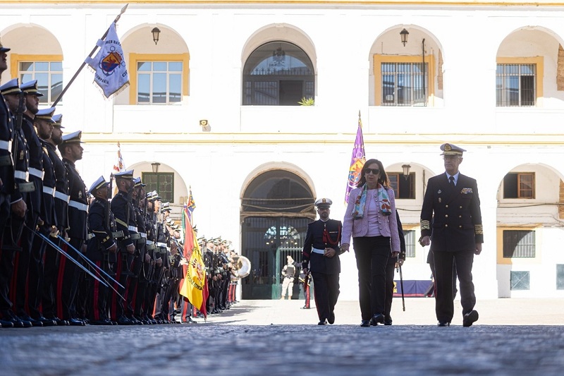 La ministra de Defensa, Margarita Robles, junto al AJEMA en un momento del acto