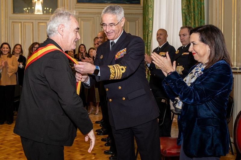 La ministra de Defensa y el AJEMA con el galardonado, en el momento de la imposición de la condecoración