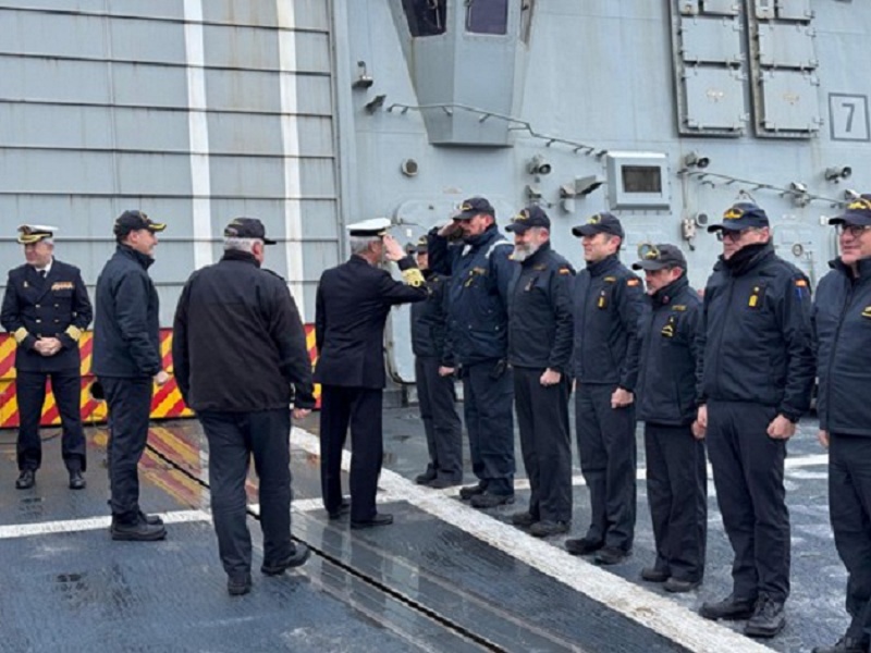 El AJEMA durante su encuentro con la dotación de la fragata ‘Almirante Juan de Borbón’