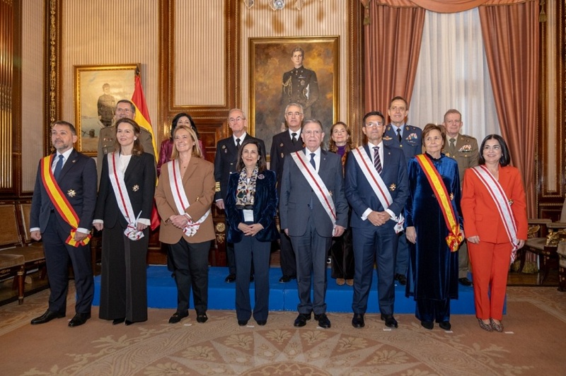 Foto de grupo con los condecorados con la Gran Cruz