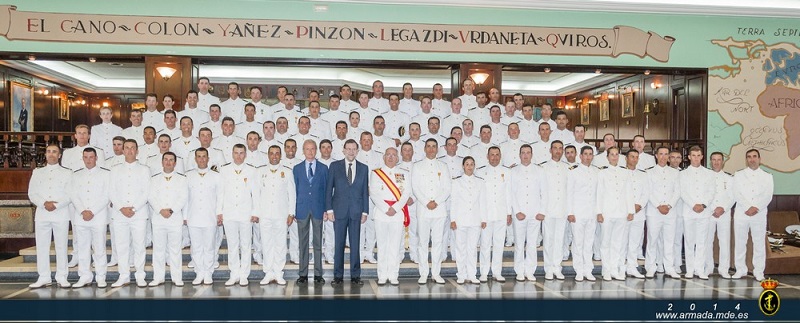 Foto de familia con los nuevos Oficiales de los Cuerpos General, Infantería de Marina, Ingenieros e Intendencia