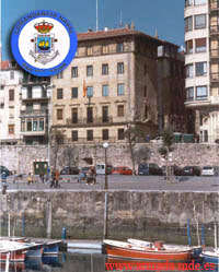 La Comandancia Naval de San Sebastián está ubicada en la Calle de Marí nº 7 de esta bella ciudad, en el barrio conocido popularmente como ¨Parte Vieja¨ y frente a su puerto.