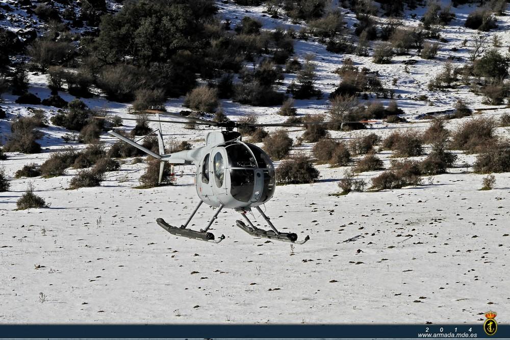 Helicóptero H-500 de la 6ª Escuadrilla en la sierra de Grazalema